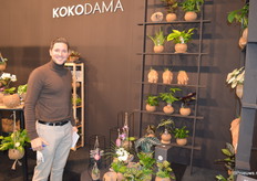 Kokoplant timmert aan de weg, waar het enkele jaren geleden begon met enkel een pot heeft het nu tal van bijzondere creaties in het assortiment, vertelt Leon Prins. Zo worden de olifantjes op de achtergrond in Sri Lanka met de hand gemaakt.